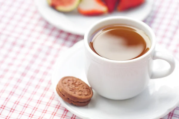 Cup of tea,cookie, fig and strawberries on a plate — Stock Photo, Image