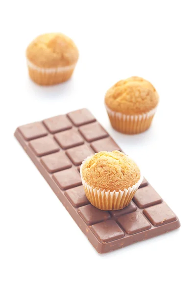 Baren på mörk choklad och muffin isolerad på vit — Stockfoto
