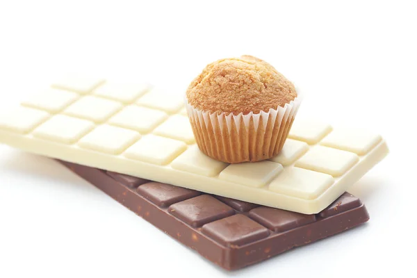 Pasek czekolady i muffin na białym tle — Zdjęcie stockowe