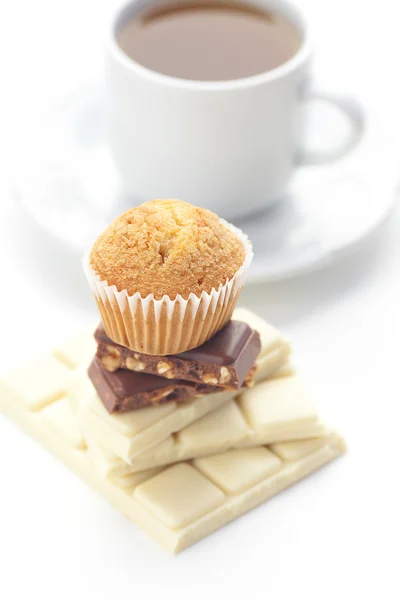 Tafel Schokolade, Tee und Muffin isoliert auf weiß — Stockfoto