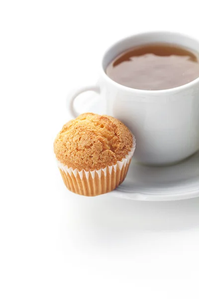 Tazza di tè e muffin isolato su bianco — Foto Stock