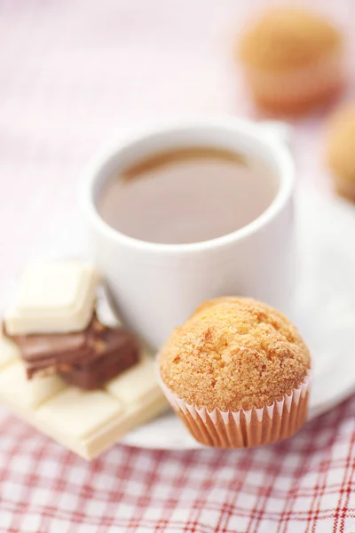 Barra de chocolate, té y magdalena en tela a cuadros — Foto de Stock