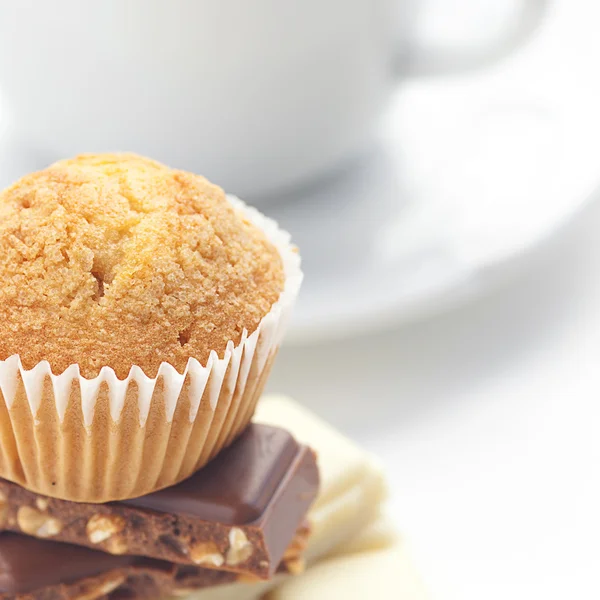 Barra de chocolate, chá e muffin isolado em branco — Fotografia de Stock