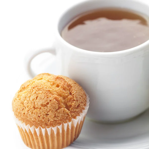 Cup of tea and muffin isolated on white — Stock Photo, Image