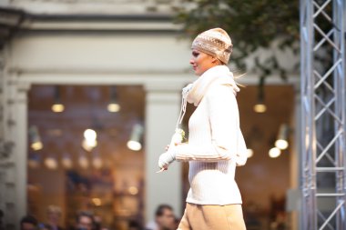 Prag-Eylül 24 model bir pist 2011 au yürür.