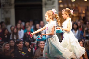 Prag 24 Eylül çocuk modeli pist boyunca yürür