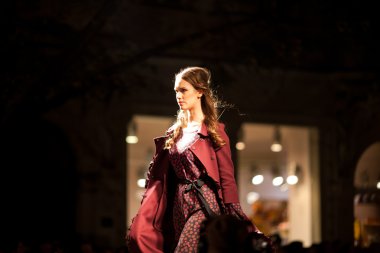 Prag 24 Eylül modeli bir pist 2011 aut yürür