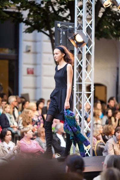 PRAGUE-SEPTEMBER 24 A model walks the runway during the 2011 au — Stock Photo, Image