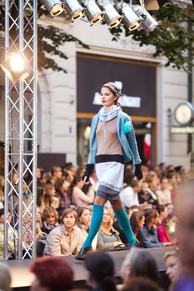 PRAGUE-SEPTEMBER 24 A model walks the runway during the 2011 au — Stock Photo, Image