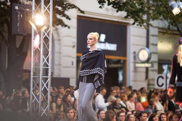 PRAGUE-SEPTEMBER 24 A model walks the runway during the 2011 au — Stock Photo, Image