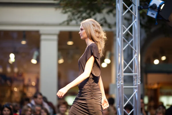 프라하-9 월 24 모델을 2011 au 동안 활주로 걸어 — 스톡 사진