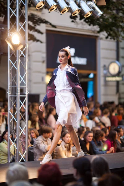 PRAGUE-SEPTEMBER 24 A model walks the runway during the 2011 au — Stock Photo, Image