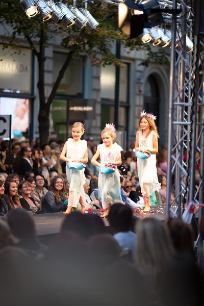 Prag am 24. September läuft ein Kindermodel über den Laufsteg — Stockfoto