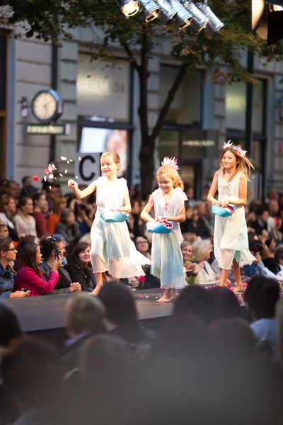 Prag am 24. September läuft ein Kindermodel über den Laufsteg — Stockfoto