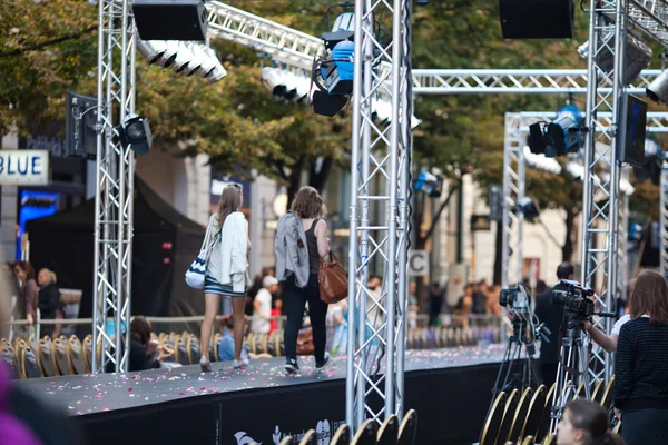 PRAGA-SETTEMBRE 24 Un podio del weekend della moda di Praga su — Foto Stock