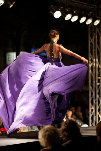 PRAGUE SEPTEMBER 24 A model walks the runway during the 2011 aut — Stock Photo, Image