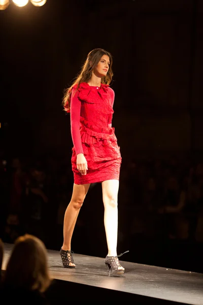 PRAGUE SEPTEMBER 24 A model walks the runway during the 2011 aut — Stock Photo, Image