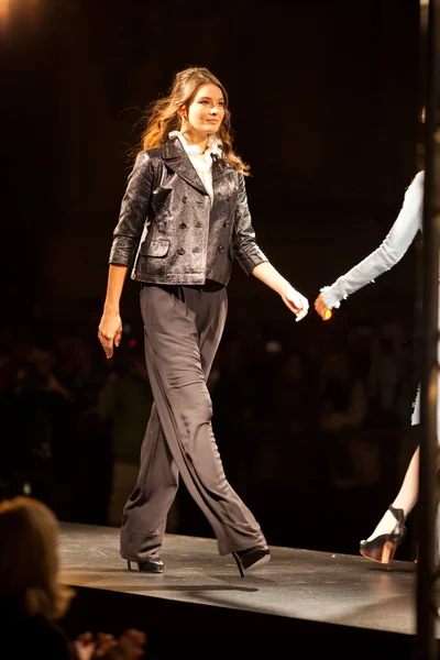 PRAGUE SEPTEMBER 24 A model walks the runway during the 2011 aut — Stock Photo, Image