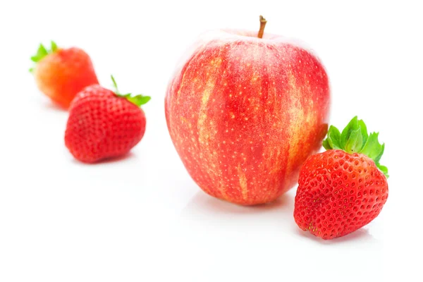 Grandi succose fragole rosse mature e mela isolata su bianco — Foto Stock