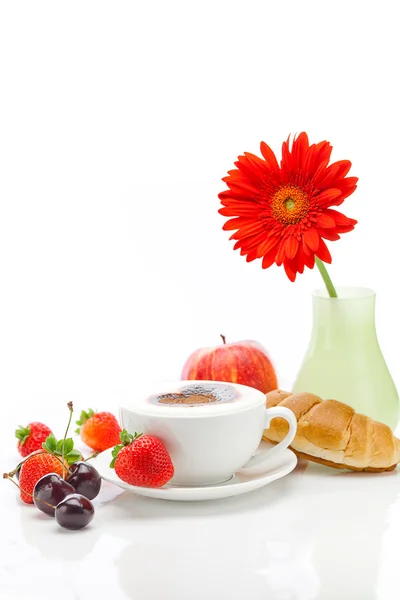 Cappuccino i en kopp i form av hjärtan, gerbera, äpple, körsbär, — Stockfoto