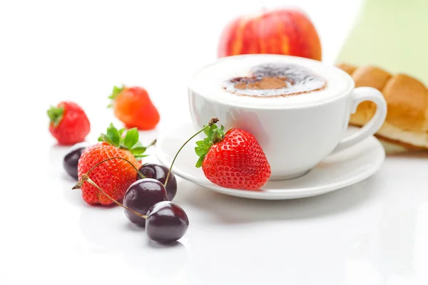 Cappuccino dans une tasse en forme de cœur, cerise, pomme, croissa — Photo