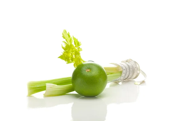 Celer ve vysoké sklenici, zelené grapefruity a měření pásky isolat — Stock fotografie