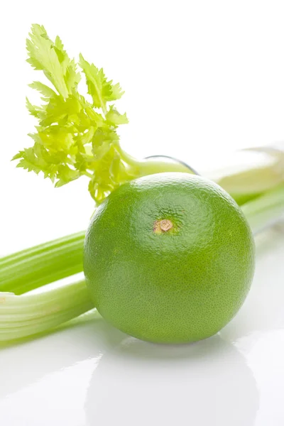Сельдерей и зеленый грейпфрут изолированы на белом — стоковое фото