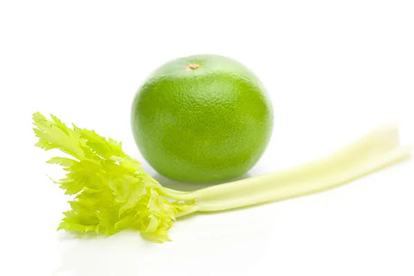 Zeller és zöld, elszigetelt fehér grapefruit — Stock Fotó