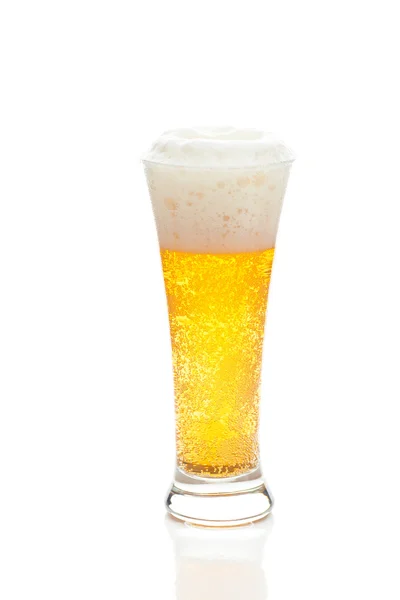 Cerveja leve com a espuma em um copo alto isolado em branco — Fotografia de Stock