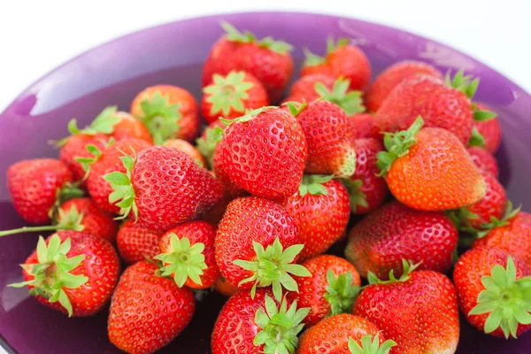 흰색 절연 유리 접시에 딸기 — 스톡 사진