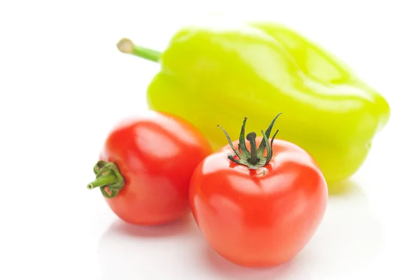 Tomates vermelhos maduros e pimentas isoladas em branco — Fotografia de Stock