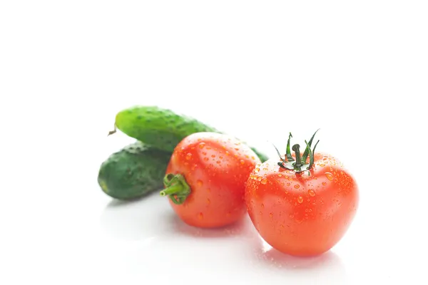 Κόκκινο ώριμη ντομάτα και αγγούρι που απομονώνονται σε λευκό — Φωτογραφία Αρχείου