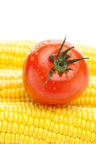 熟した黄色トウモロコシとトマトの背景 — ストック写真
