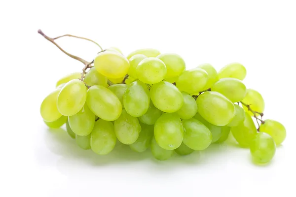 Ramo de uvas blancas aisladas sobre blanco — Foto de Stock