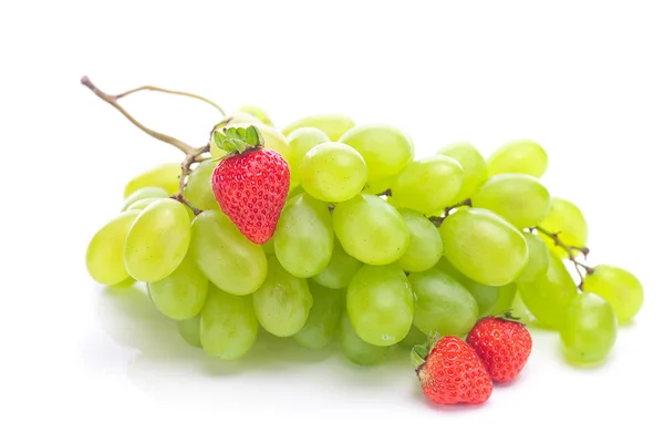 Bund weißer Trauben und Erdbeeren isoliert auf weiß — Stockfoto