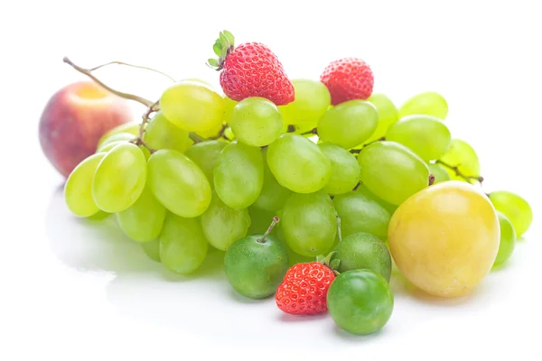 Bund weißer Trauben, Pfirsich und gelbe Pflaume isoliert auf weißer — Stockfoto