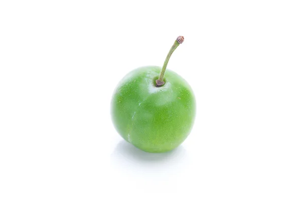 Prugna verde isolata su bianco — Foto Stock
