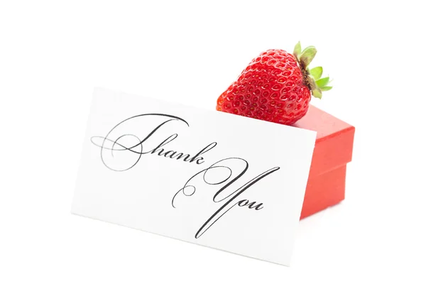 Caixa de presente vermelho, obrigado cartão e morangos isolados em branco — Fotografia de Stock