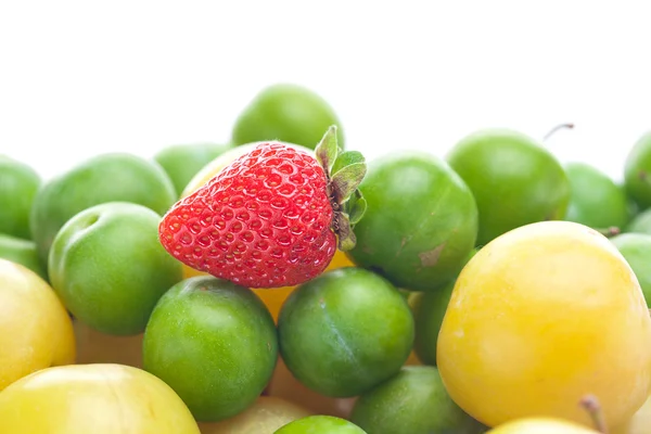 Grüne und gelbe Pflaumen und Erdbeeren isoliert auf weißen — Stockfoto