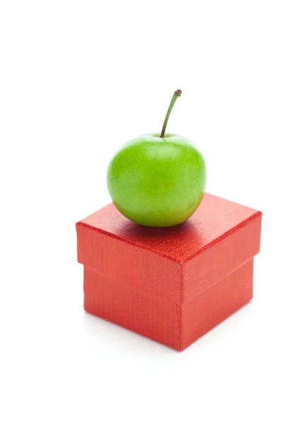 Caja de regalo roja y ciruela verde aislada en blanco — Foto de Stock