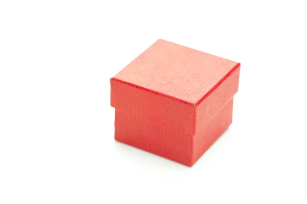 Červená dárková krabička izolovaná na bílé — Stock fotografie