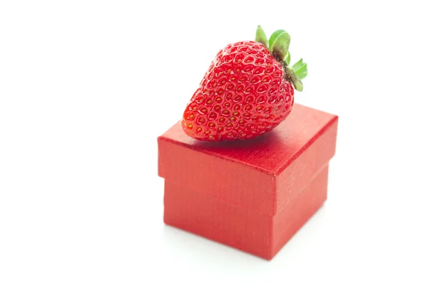 Червона подарункова коробка і полуниця ізольовані на білому — стокове фото