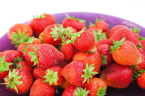 흰색 절연 유리 접시에 딸기 — 스톡 사진
