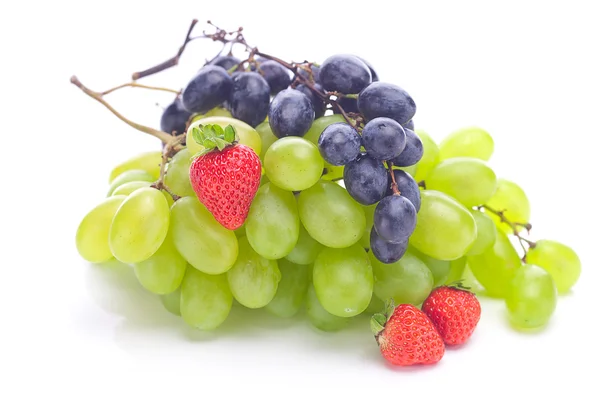 Bunch of white and black grapes and strawberries isolated on whi — Stock Photo, Image