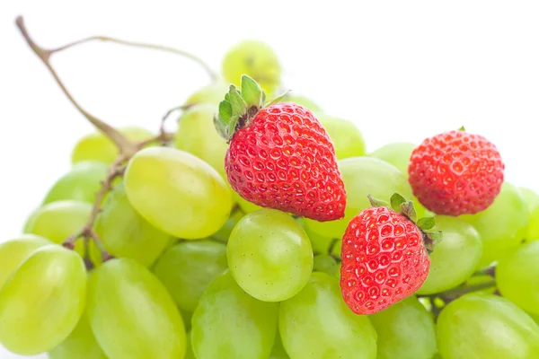 Racimo de uvas blancas y fresas aisladas sobre blanco — Foto de Stock