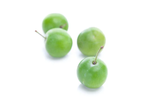 Ameixa verde isolada em branco — Fotografia de Stock