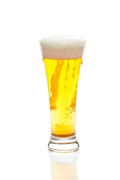 Uzun bir bardak beyaz izole köpük ile Light bira — Stok fotoğraf