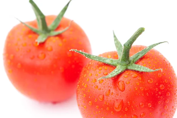 白い部分に水が落ちるトマト — ストック写真