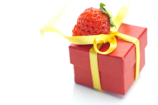 Caixa de presente vermelho e morangos isolados em branco — Fotografia de Stock