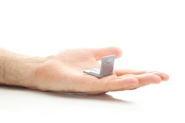 minyatür laptop üzerinde beyaz izole el